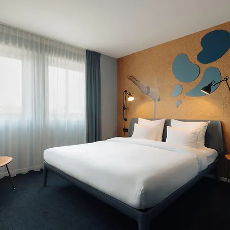 Conscious The Tire Station מלון